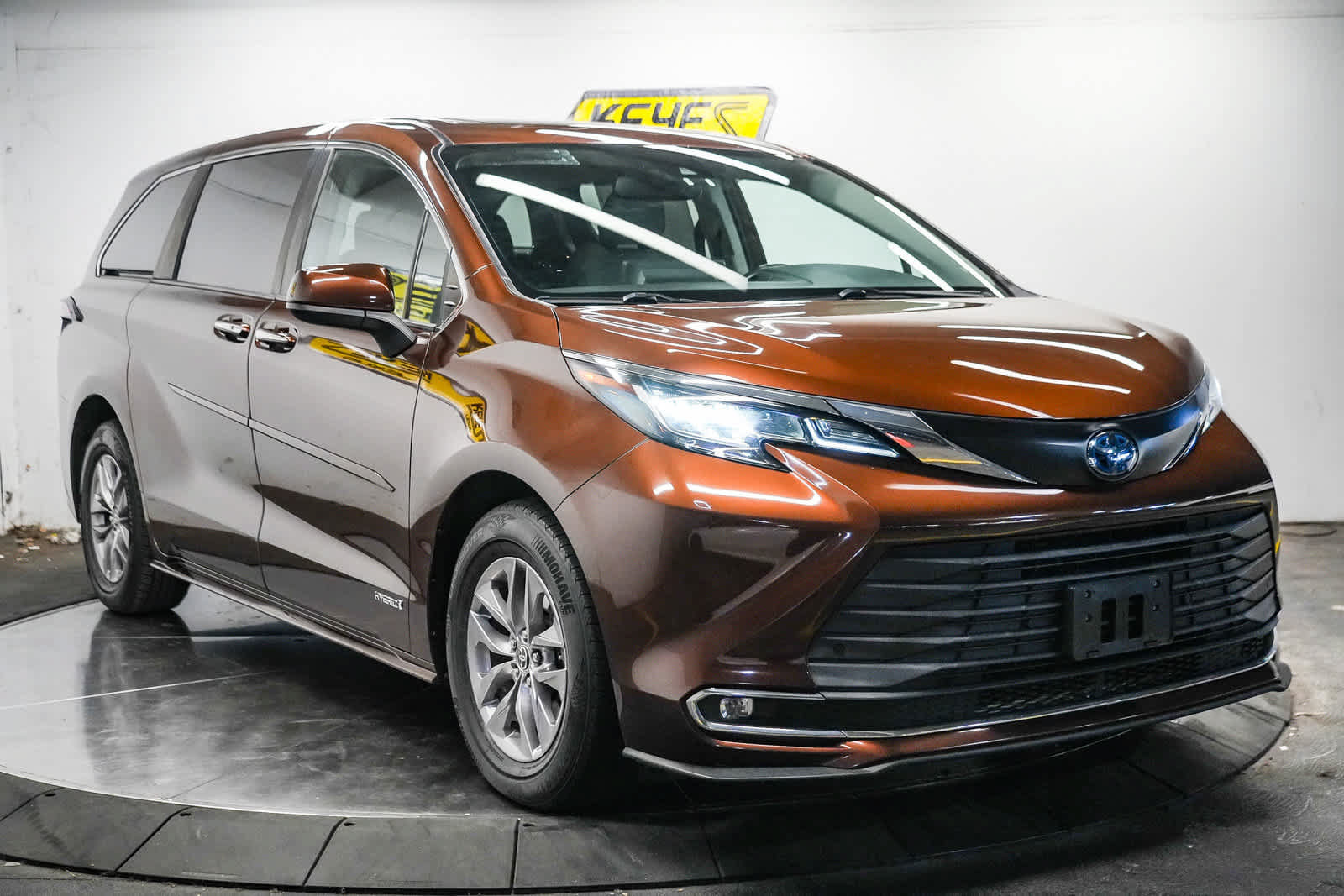 Used 2021 Toyota Sienna XLE AWD/4WD image 5