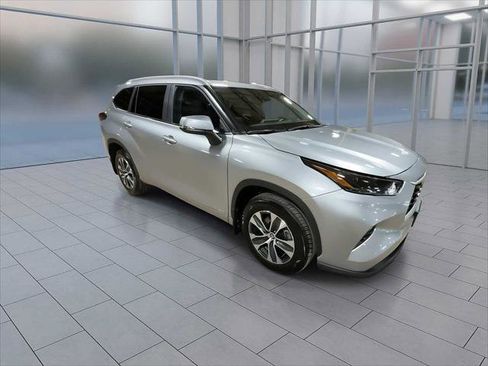 Certified 2025 Toyota Highlander XLE image 2