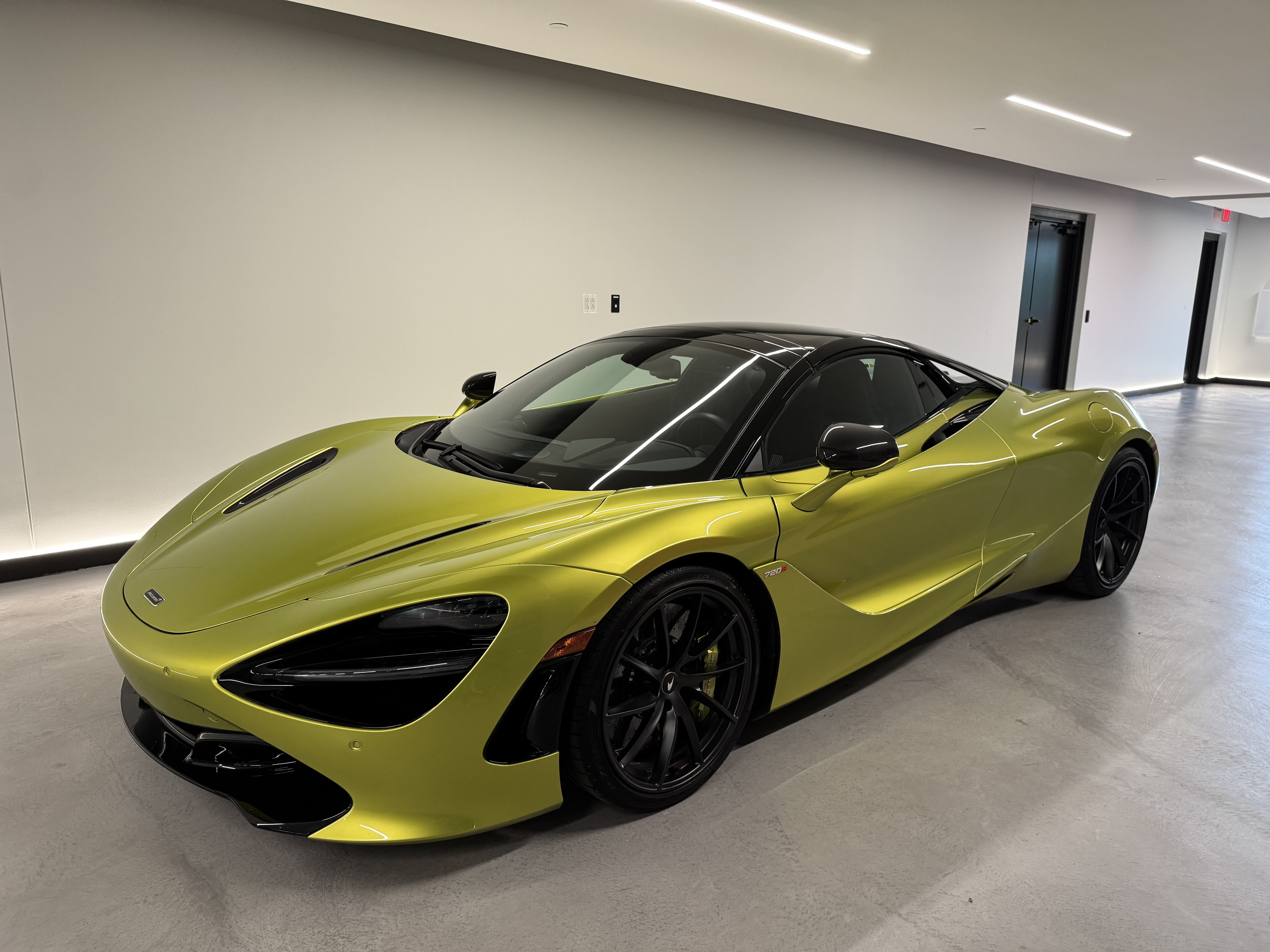 Used 2023 McLaren 720S Spider RWD image 1