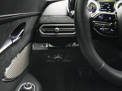 Used 2025 Aston Martin V8 Vantage Coupe image 34