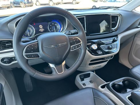 Used 2024 Chrysler Pacifica Touring-L image 22