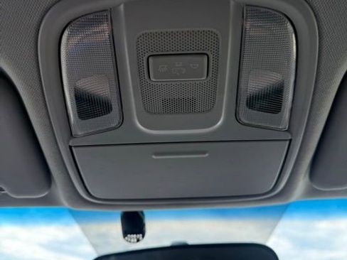 Used 2017 Kia Niro EX image 10