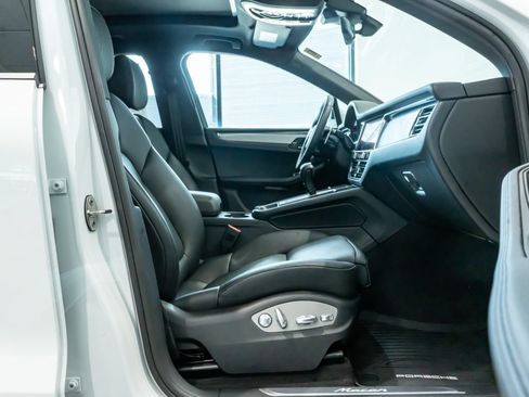 Certified 2026 Porsche Macan AWD/4WD image 5