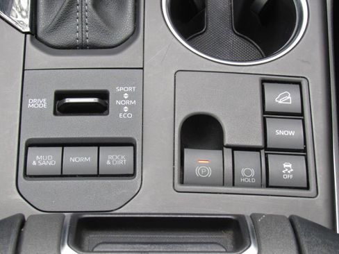 Used 2024 Toyota Highlander XLE AWD/4WD image 33