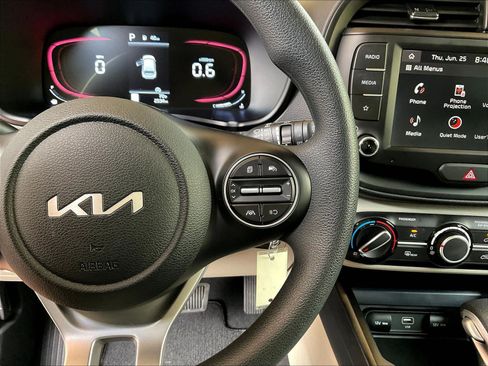 Used 2025 Kia Soul LX w/ LX Technology Package FWD image 11