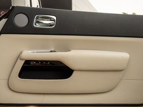 Used 2018 Rolls-Royce Dawn RWD image 40