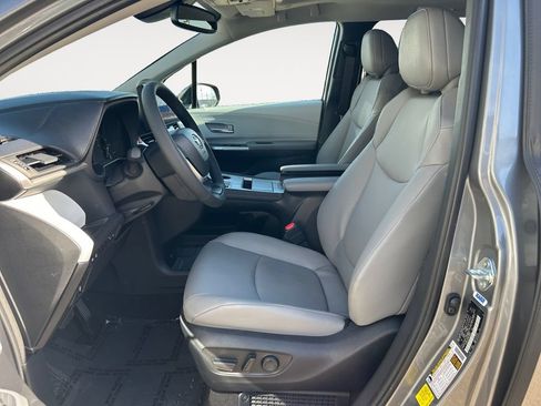 Used 2026 Toyota Sienna XLE AWD/4WD image 7
