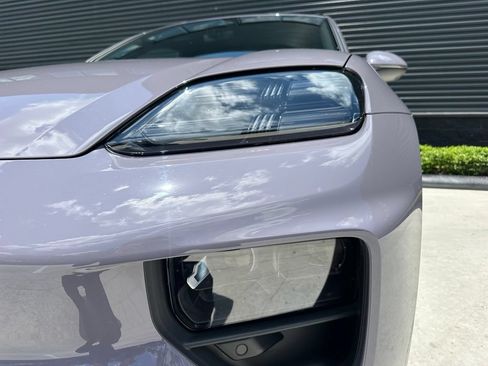 Certified 2025 Porsche Macan 4S Electric AWD/4WD image 9