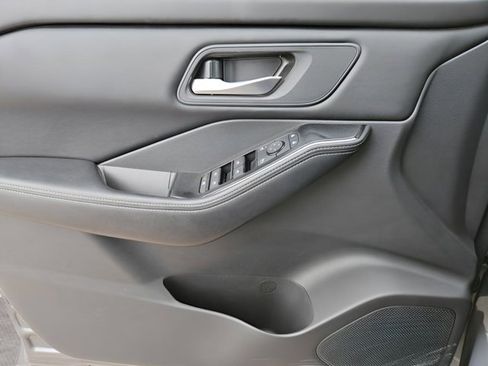 Certified 2025 Nissan Rogue SV image 17