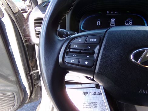 Used 2023 Hyundai Venue Limited FWD image 16