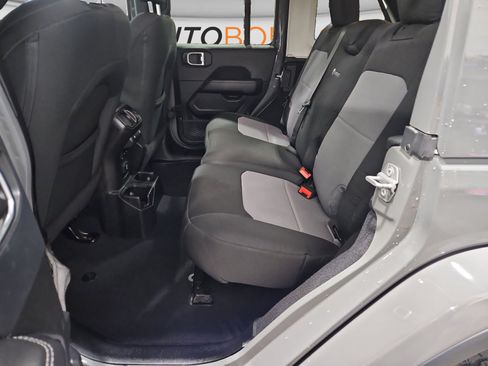 Used 2018 Jeep Wrangler Unlimited Sahara w/ Uconnect 4C Nav & Sound Group AWD/4WD image 14