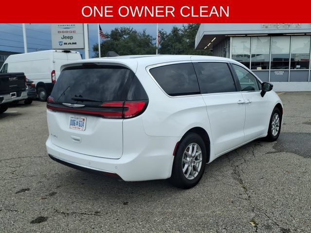 Used 2024 Chrysler Pacifica Touring-L FWD image 5