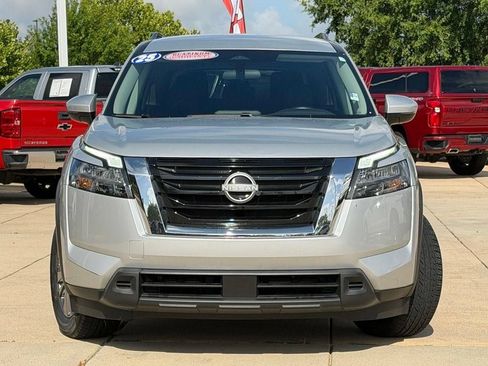 Used 2025 Nissan Pathfinder SV FWD image 2