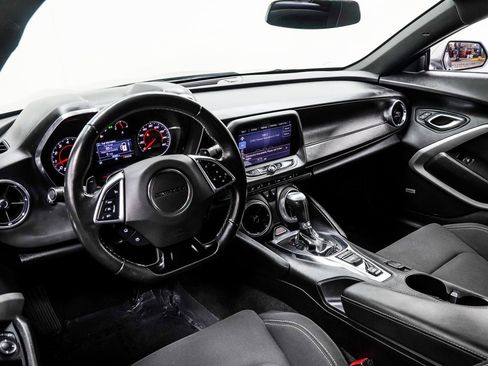 Used 2021 Chevrolet Camaro LT w/ Technology Package image 5