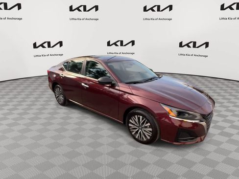 Used 2025 Nissan Altima 2.5 SV AWD/4WD image 2