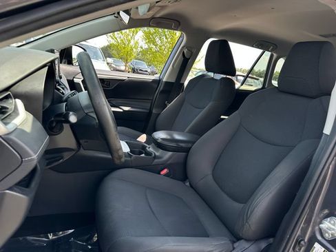 Used 2019 Toyota RAV4 LE FWD image 11
