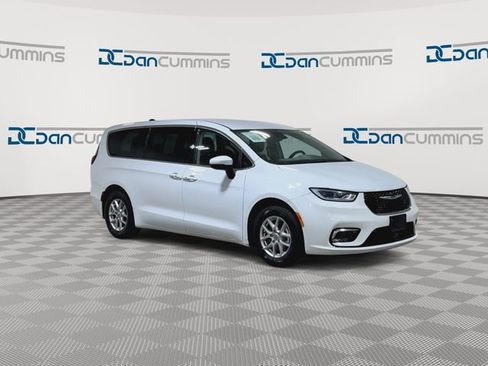 Used 2023 Chrysler Pacifica Touring-L FWD image 2