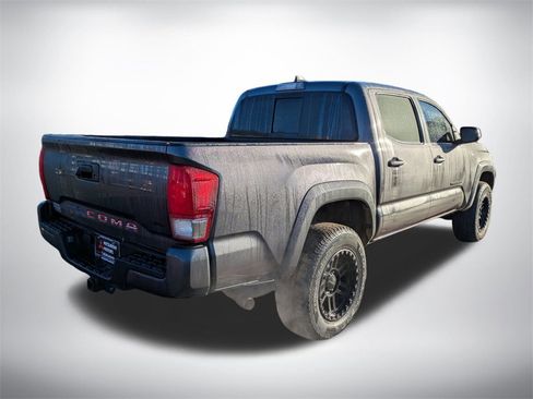 Used 2017 Toyota Tacoma TRD Sport image 4