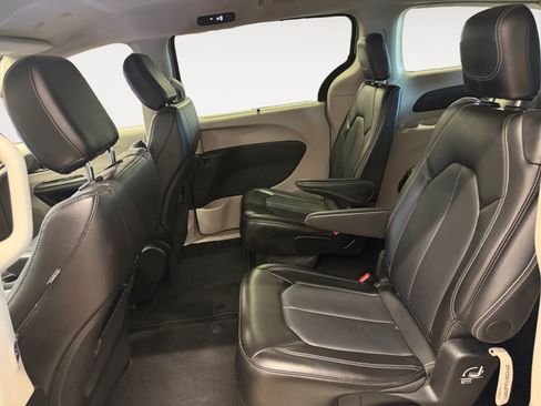Used 2024 Chrysler Pacifica Touring-L FWD image 23