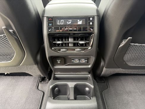 Used 2023 Jeep Grand Cherokee L Limited w/ Luxury Tech Group II AWD/4WD image 16