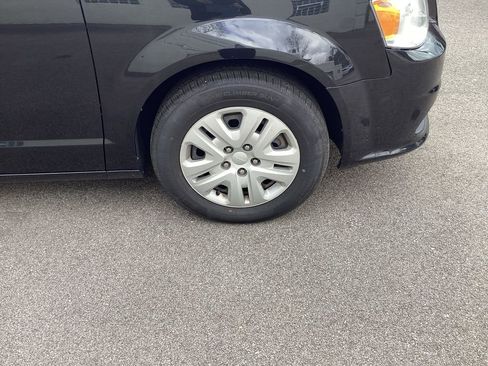 Used 2019 Dodge Grand Caravan SE w/ UConnect Hands-Free Group image 23