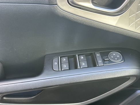 Used 2025 Kia Soul LX w/ LX Technology Package FWD image 11