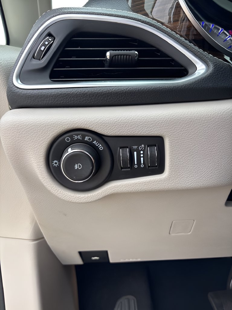 Used 2022 Chrysler Pacifica Limited FWD image 11