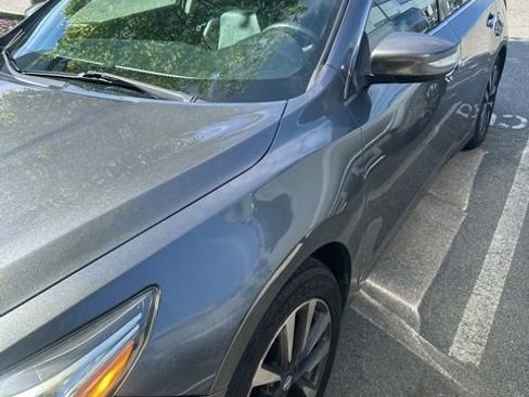 Used 2017 Nissan Altima 2.5 SL w/ Moonroof Package image 2