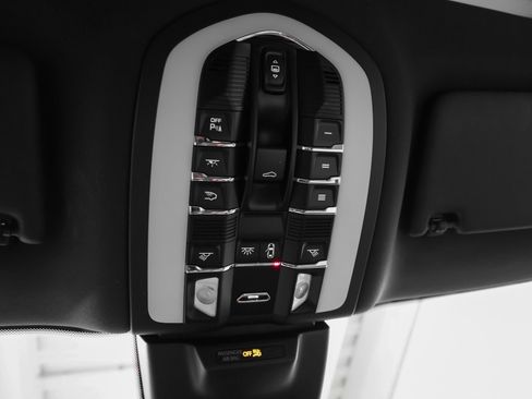 Certified 2024 Porsche Macan AWD/4WD image 39