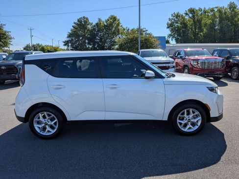 Used 2025 Kia Soul LX FWD image 2