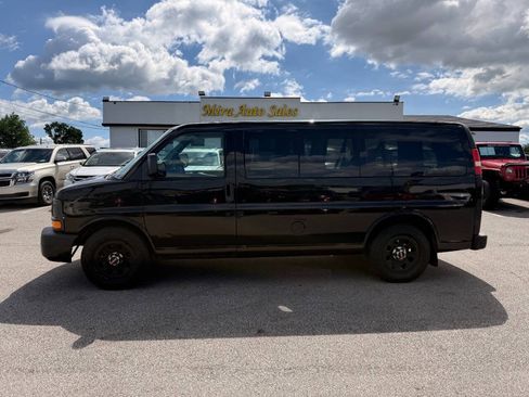 Used 2010 GMC Savana 1500 LS RWD image 1