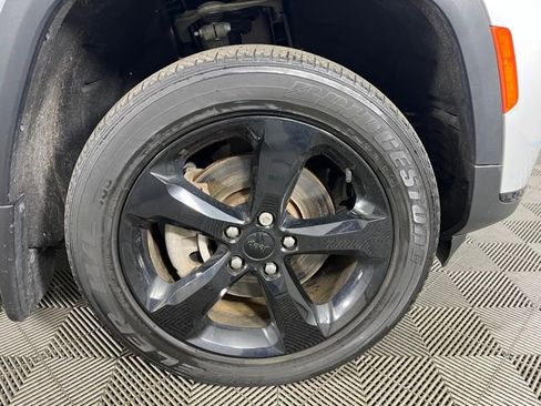 Used 2023 Jeep Grand Cherokee L Laredo image 9