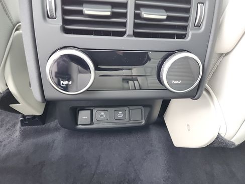 Used 2025 Land Rover Discovery S image 26