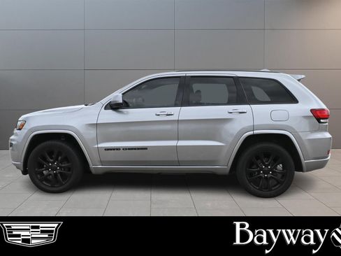 Used 2017 Jeep Grand Cherokee Altitude AWD/4WD image 4
