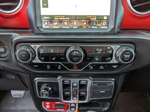 Used 2020 Jeep Gladiator Rubicon w/ Dual Top Group AWD/4WD image 22