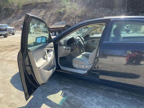 Used 2011 Toyota Camry FWD image 4
