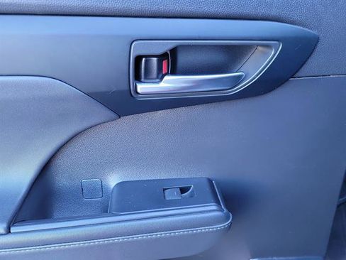 Used 2022 Toyota Highlander XLE image 28