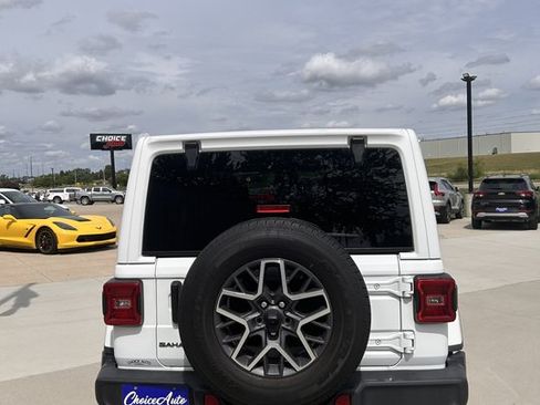 Used 2025 Jeep Wrangler Unlimited Sahara AWD/4WD image 4