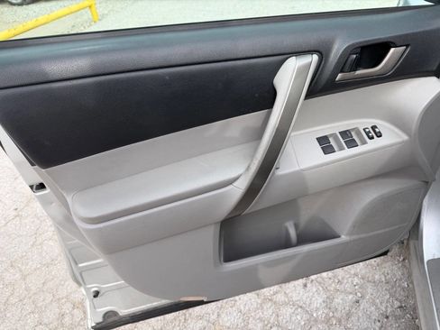 Used 2010 Toyota Highlander SE image 13