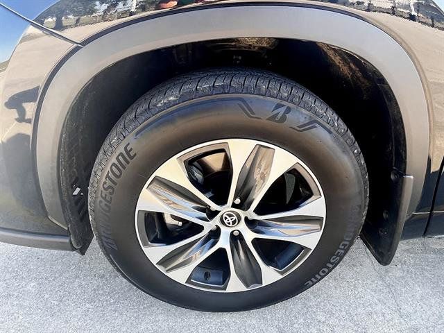 Used 2026 Toyota Highlander XLE AWD/4WD image 11