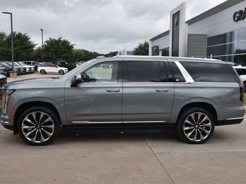 Used 2025 Cadillac Escalade ESV Premium Luxury Platinum AWD/4WD image 12
