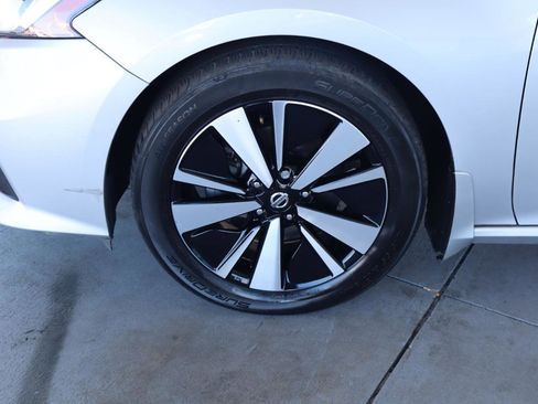 Used 2022 Nissan Altima 2.5 SV FWD image 12