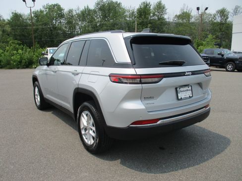 Certified 2023 Jeep Grand Cherokee Laredo X AWD/4WD image 7