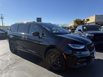 Used 2022 Chrysler Pacifica Limited w/ S Appearance Package