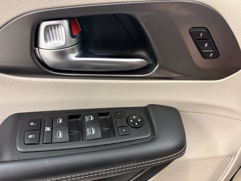 Used 2024 Chrysler Pacifica Touring-L FWD image 29