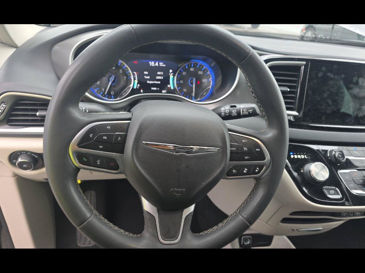Used 2023 Chrysler Pacifica Touring-L FWD image 7