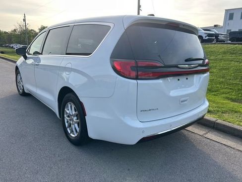 Used 2023 Chrysler Pacifica Touring-L FWD image 4