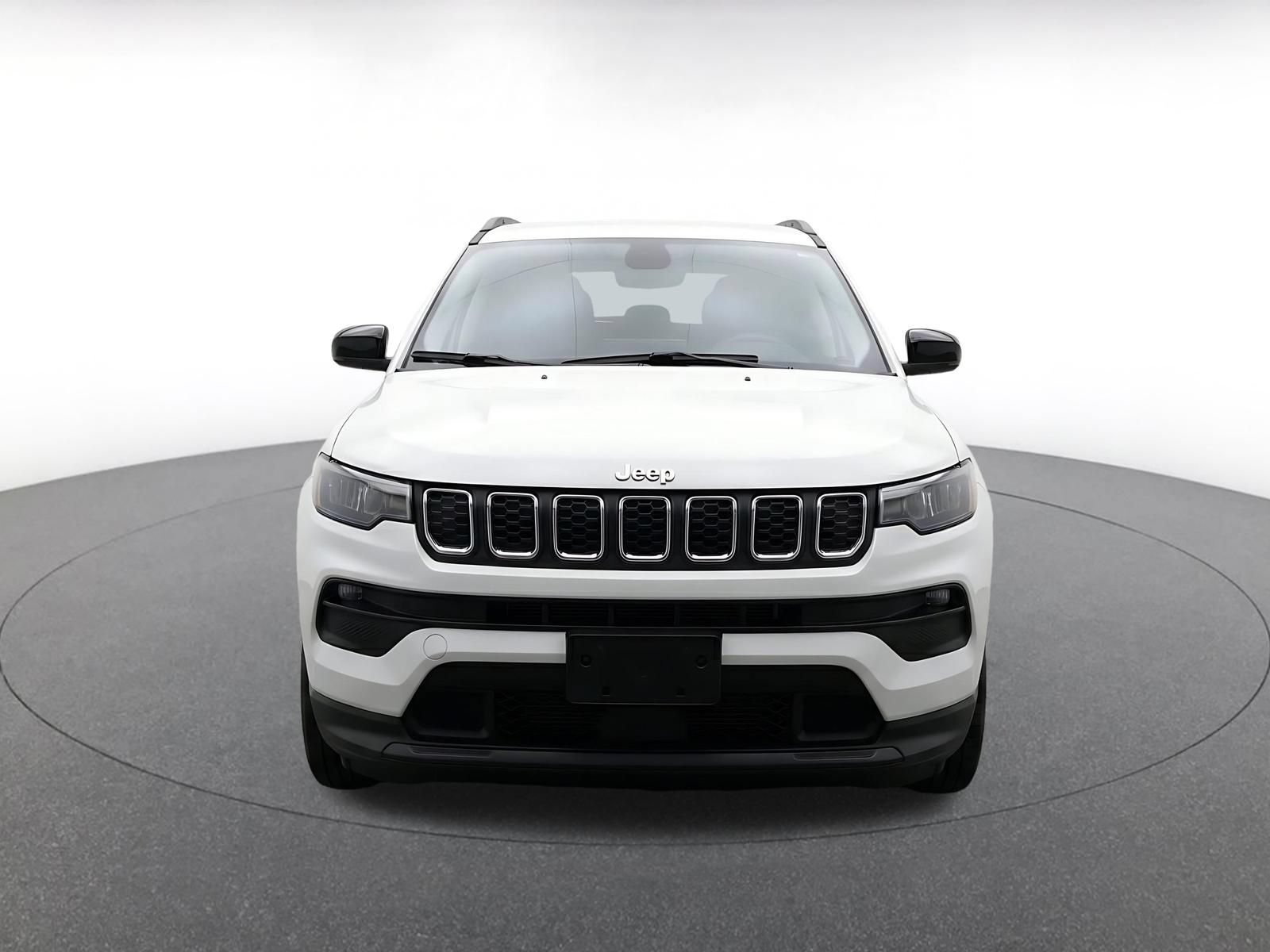Used 2025 Jeep Compass Latitude AWD/4WD image 2