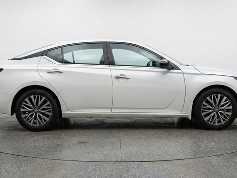 Used 2025 Nissan Altima 2.5 SV FWD image 11