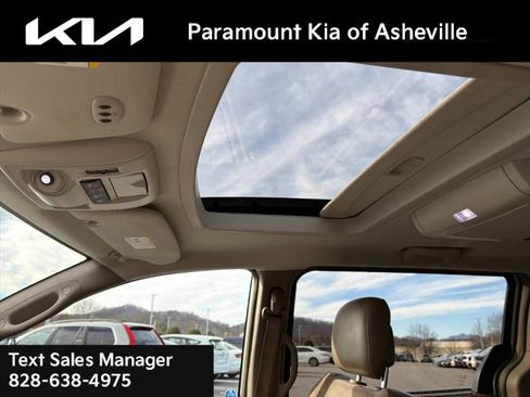 Used 2013 Chrysler Town & Country Limited w/ Luxury Group image 12